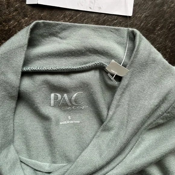New PacSun long sleeve sage green mock neck tee shirt. Size small - Picture 3 of 9